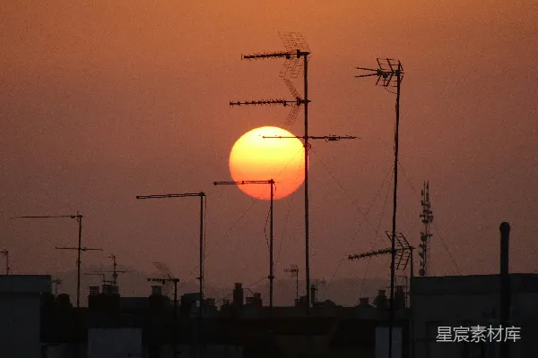 高清摄影 夕阳下的屋顶天线