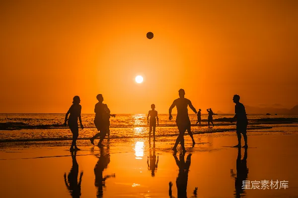 高清摄影 夕阳下的海滩足球