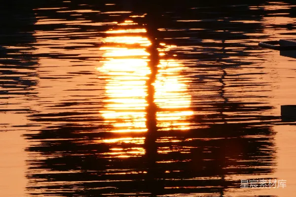 高清摄影 夕阳下的水面倒影