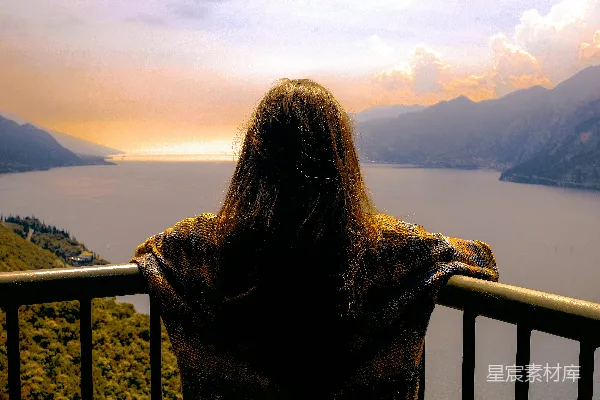 高清摄影 独处的黄昏：湖畔的宁静时光