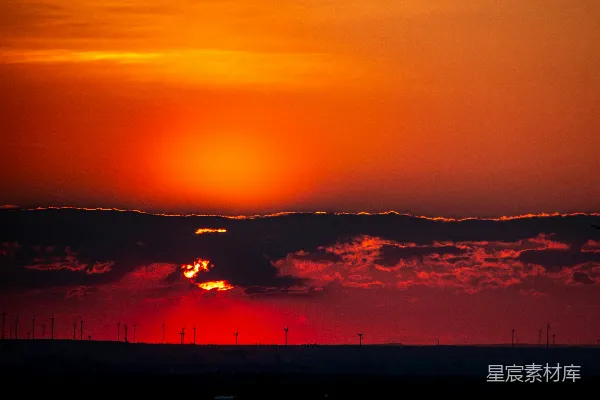 高清摄影 夕阳下的风力发电机
