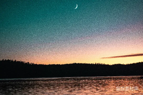 高清摄影 湖边的夜晚与新月