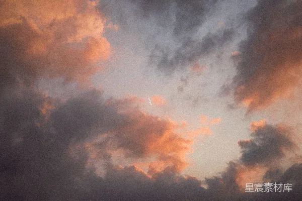 高清摄影 夕阳下的云层与飞机