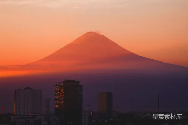 高清摄影 日落时的城市与火山
