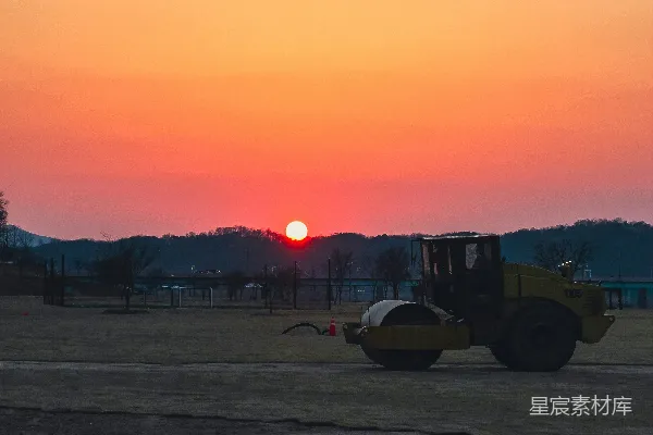 高清摄影 夕阳下的施工现场