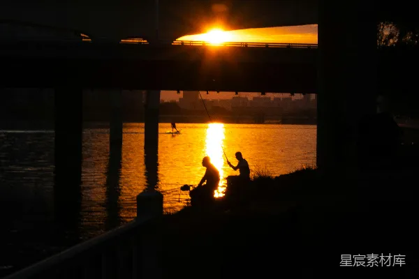 高清摄影 夕阳下的桥下渔人