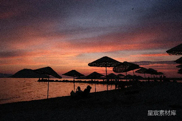 高清摄影 夕阳下的海滩剪影