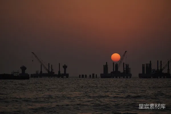 高清摄影 夕阳下的工业港口