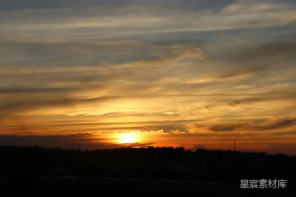 高清摄影 夕阳余晖下的宁静天空