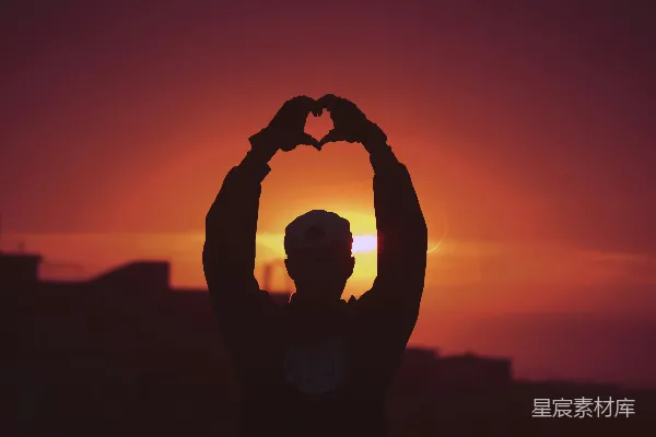 高清摄影 夕阳下的爱心中剪影