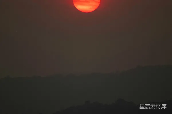 高清摄影 夕阳下的山影