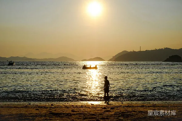 高清摄影 夕阳下的海边独影