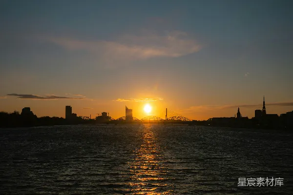 高清摄影 日落时的河流与城市剪影