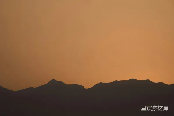 高清摄影 夕阳下的山脊轮廓