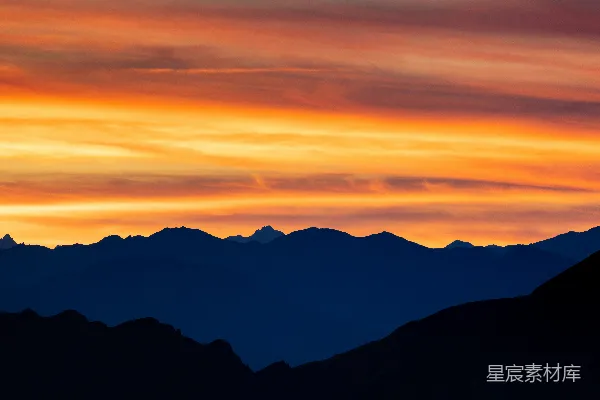 高清摄影 夕阳下的山峦剪影