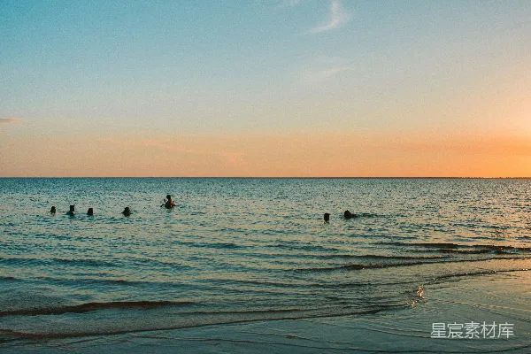 高清摄影 夕阳下的海滩嬉戏