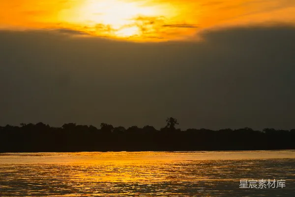 高清摄影 夕阳下的宁静河流