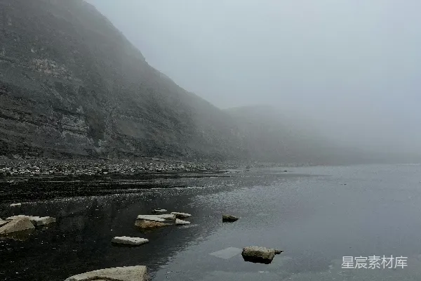 高清摄影 雾中的岩石海岸