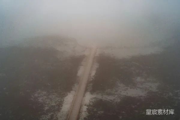 高清摄影 雾中蜿蜒的公路