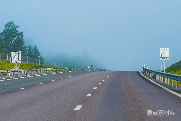 高清摄影 雾蒙蒙的高速公路