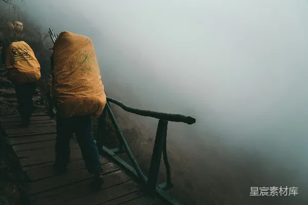 高清摄影 雾中行走的背篓者