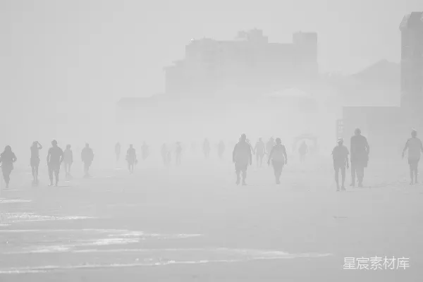 高清摄影 雾中漫步的海滩