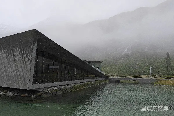 高清摄影 雾中现代建筑与自然景观