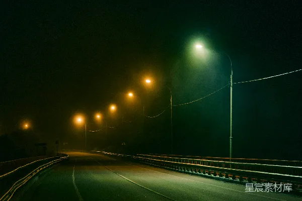 高清摄影 夜幕下的孤独公路