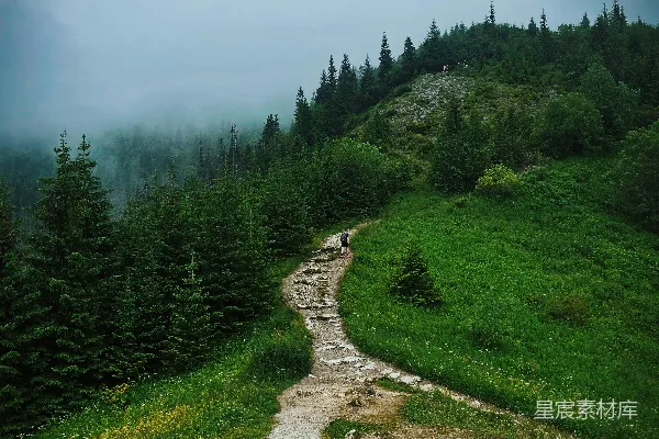 高清摄影 山间小径上的旅行者