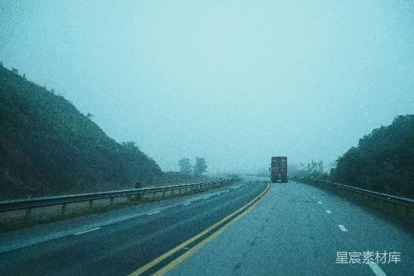 高清摄影 雾中行驶的高速公路