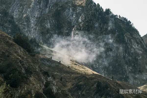 高清摄影 云雾缭绕的山峰