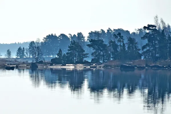 高清摄影 晨雾中的静谧湖景