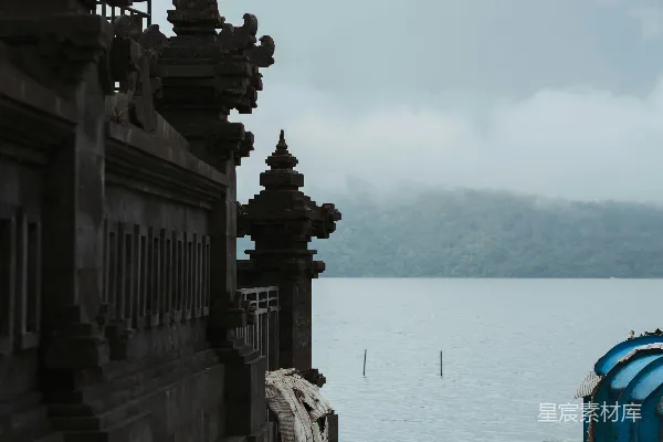 高清摄影 湖边的建筑与宁静的湖景