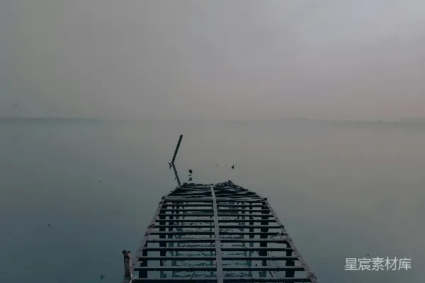 高清摄影 雾中废弃的木桥