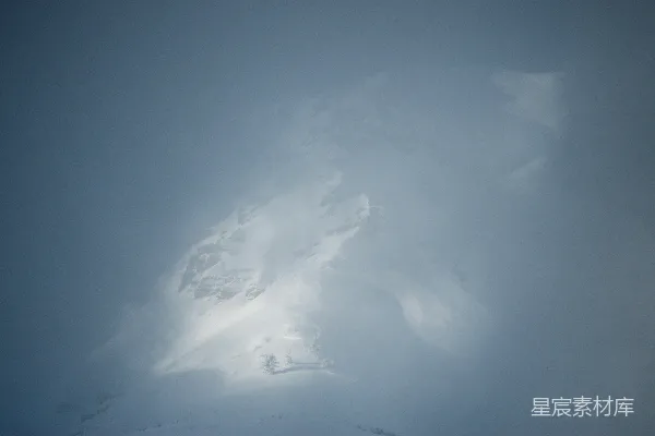 高清摄影 雾中雪峰