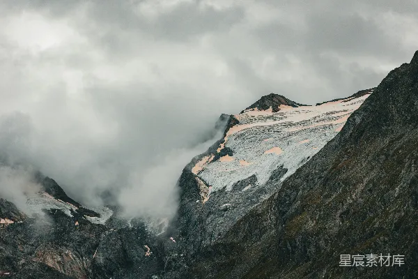 高清摄影 云雾缭绕的雪山
