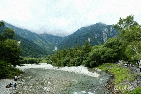 高清摄影 山谷中的河流与远山