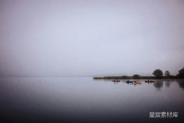 高清摄影 雾中湖畔的宁静时光