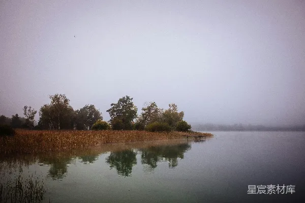高清摄影 雾中的宁静湖岛