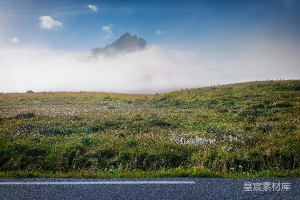 高清摄影 云雾缭绕的山间公路
