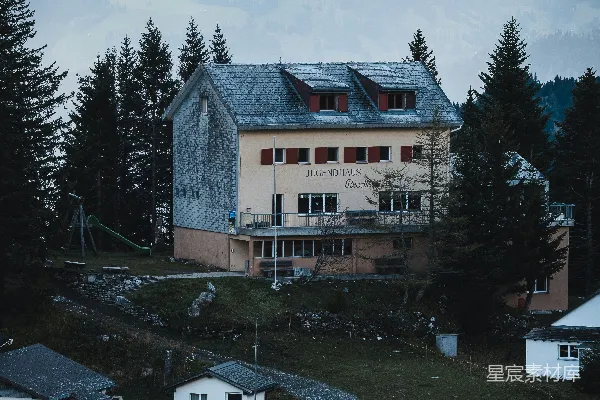 高清摄影 阿尔卑斯山上的宁静小屋