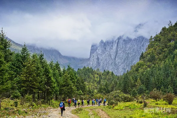 高清摄影 群山中的徒步旅行