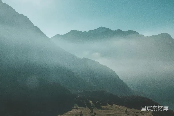 高清摄影 雾中的山峦