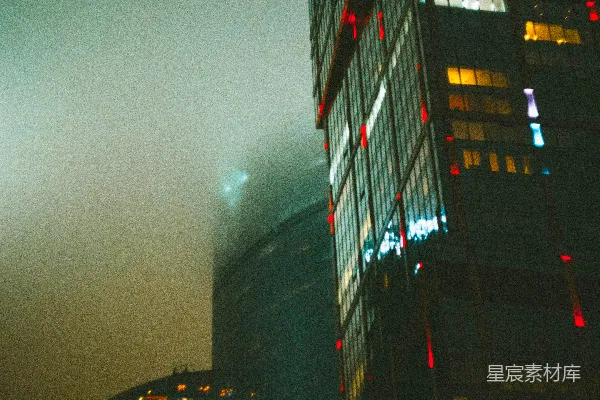 高清摄影 城市夜景中的高楼与雾