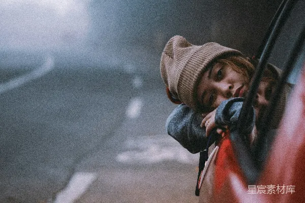 高清摄影 雾中车窗下的旅者