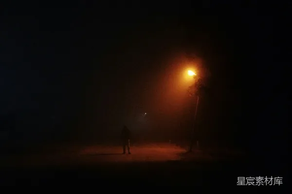 高清摄影 夜色中的孤独身影