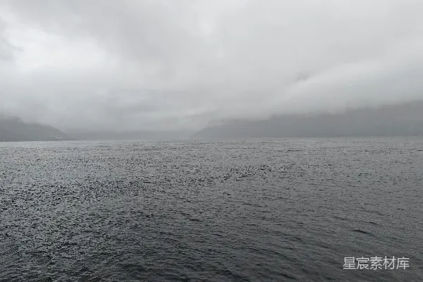 高清摄影 阴云密布的湖泊
