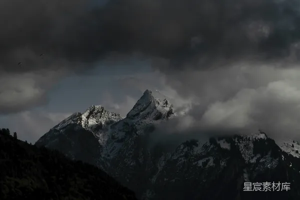 高清摄影 云雾缭绕的雪山