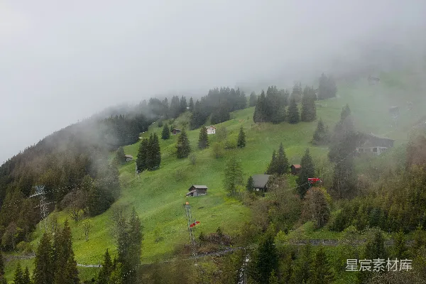 高清摄影 雾中宁静的山间小屋