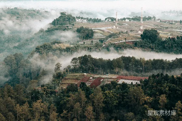 高清摄影 雾中的山丘与农田